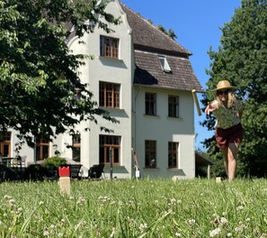 Property grounds - Cozy vacation apartment for up to 4 people on the first floor of a manor house (Alt Necheln)