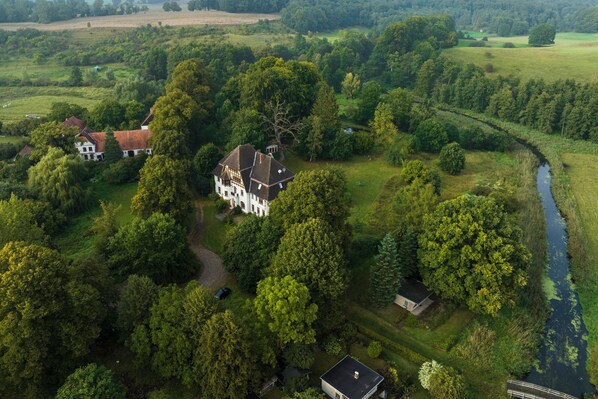 Exterior - Cozy vacation apartment for up to 4 people on the first floor of a manor house (Alt Necheln)