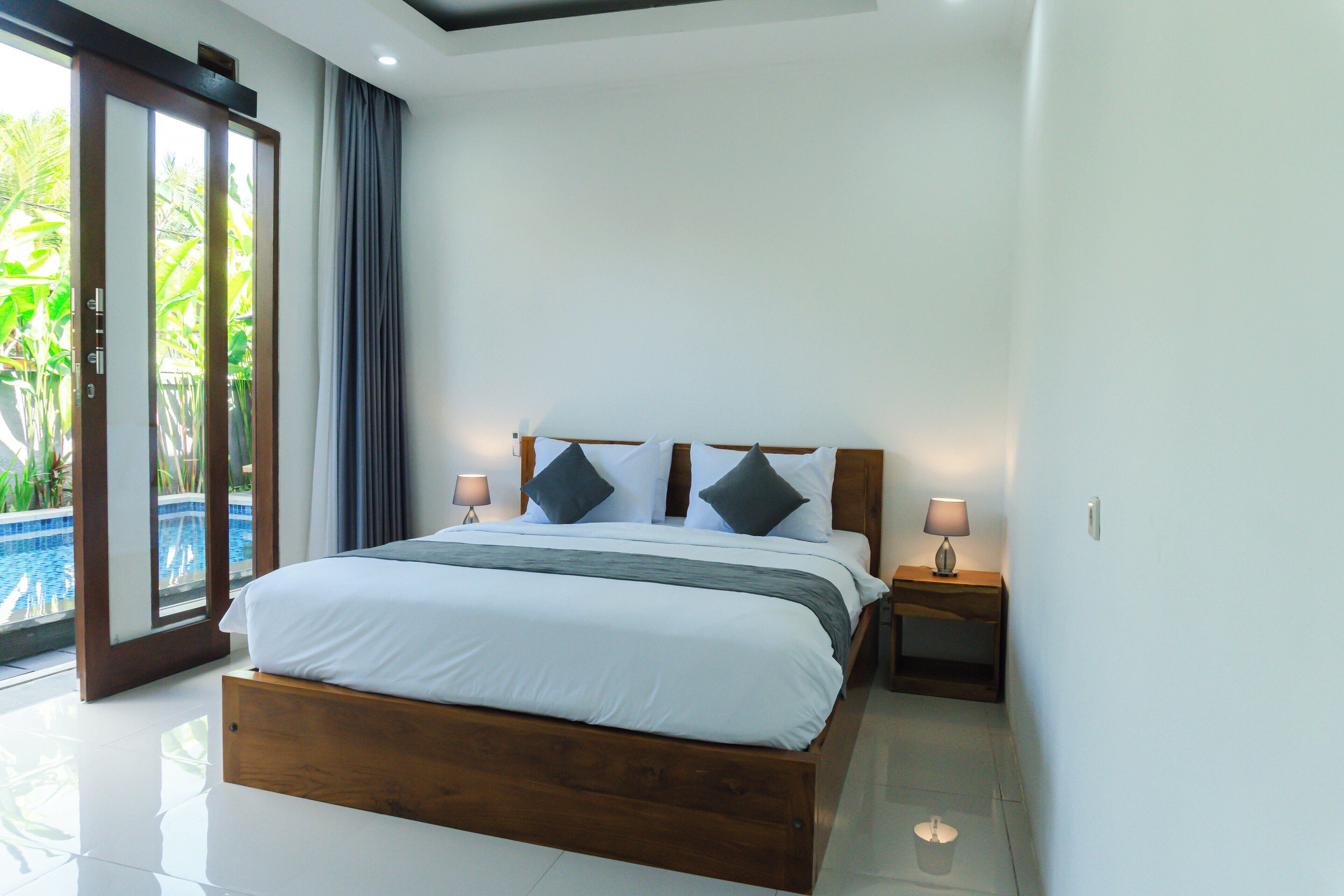 Desk, laptop workspace, free WiFi