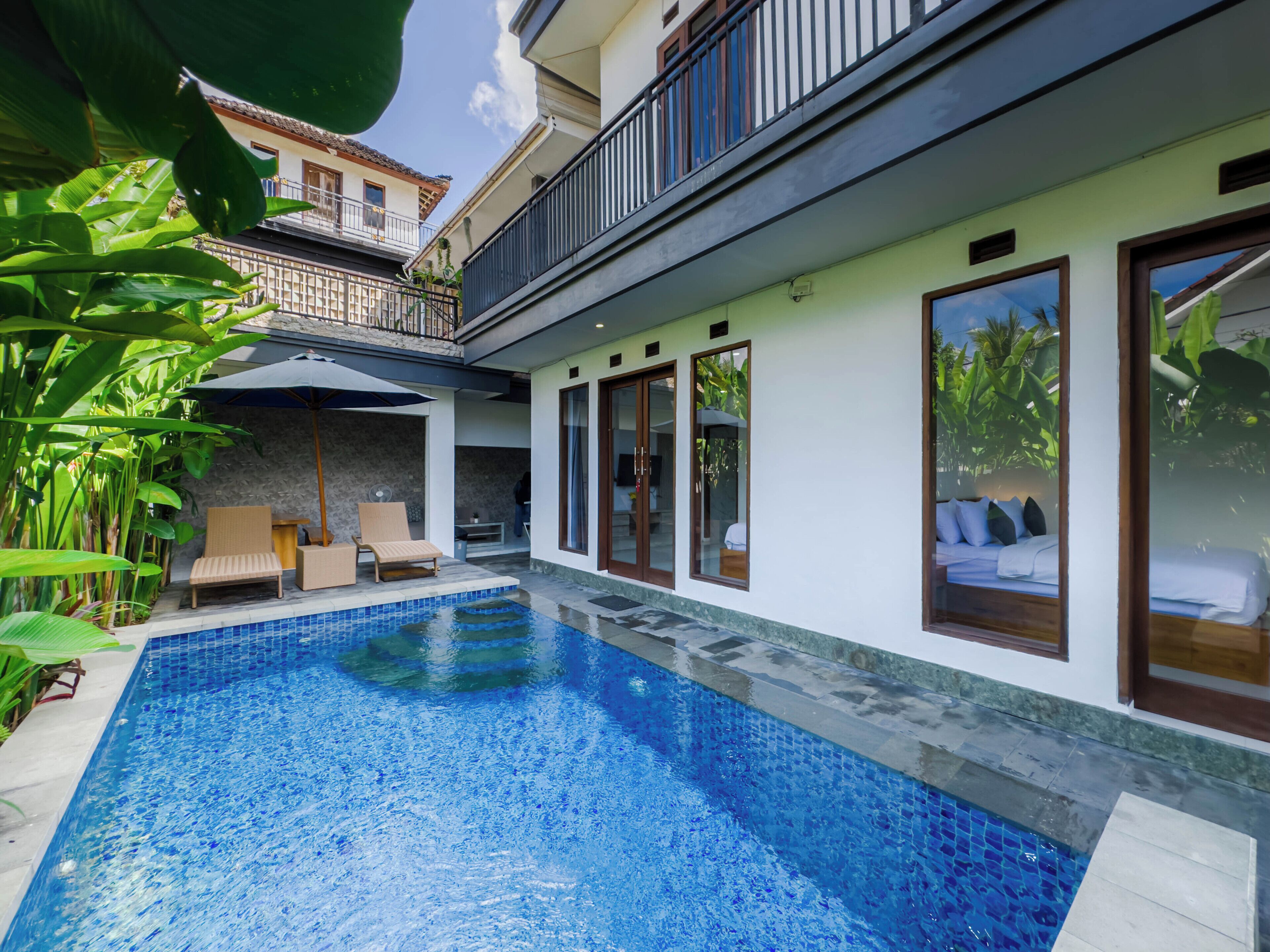 Outdoor pool, pool loungers