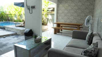 Villa, 3 Schlafzimmer, eigener Pool | Wohnbereich | Flachbildfernseher