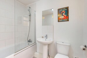 ヘアドライヤー、タオル、トイレットペーパー