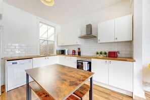 冷蔵庫、電子レンジ、オーブン、コンロ