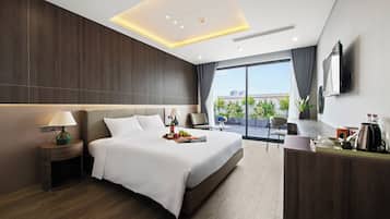 Bộ đồ giường cao cấp, minibar, két bảo mật tại phòng