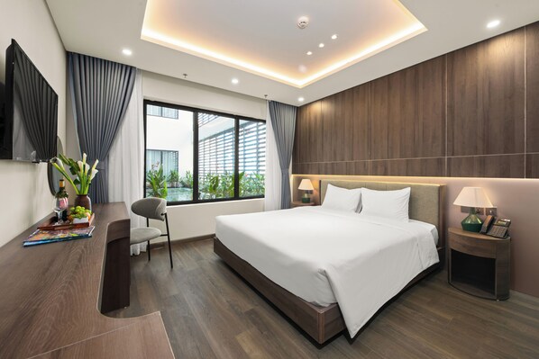 Junior Room, 1 King Bed | Mini fridge