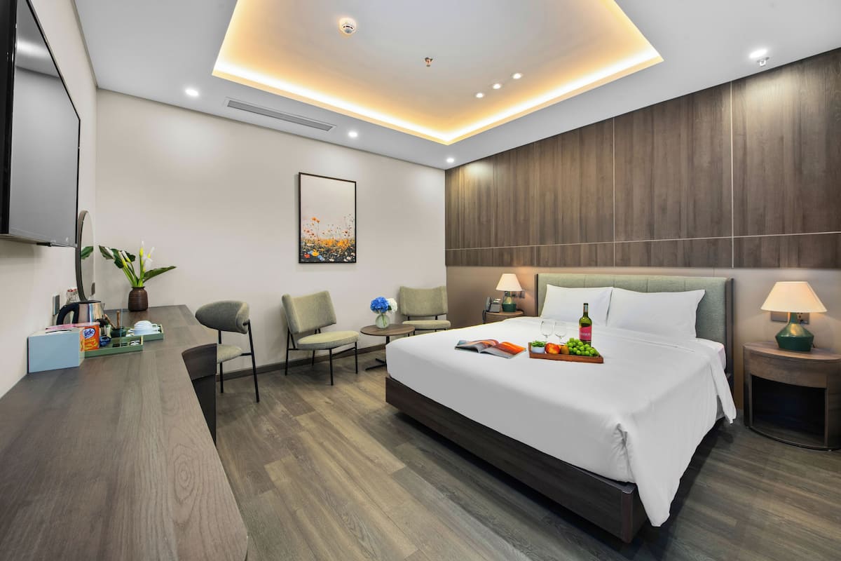 Bộ đồ giường cao cấp, minibar, két bảo mật tại phòng, bàn