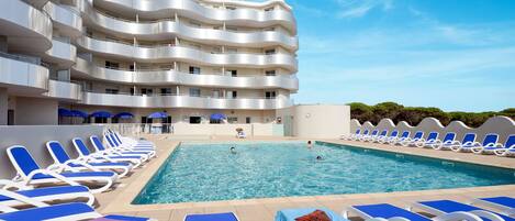 Een verwarmd zwembad