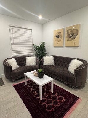 Smart TV - Charming brand-new 1-bedroom, 1-bath private suite with private entrance (Antelope)