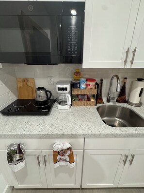 Fridge, microwave, coffee/tea maker, electric kettle - Charming brand-new 1-bedroom, 1-bath private suite with private entrance (Antelope)