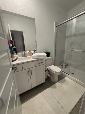 Dusche, Haartrockner, Handtücher, Seife
