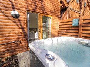 Bañera de hidromasaje al aire libre