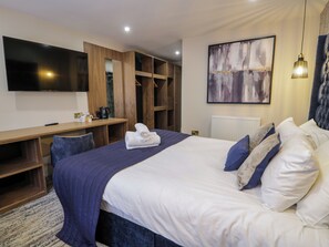 1 bedroom, individually decorated, individually furnished, free WiFi - King Hotel Room (Rhyl)