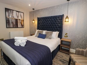 1 Schlafzimmer, individuell dekoriert, individuell eingerichtet