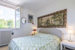 2 quartos, ferros/tábuas de passar roupa, berço de viagem