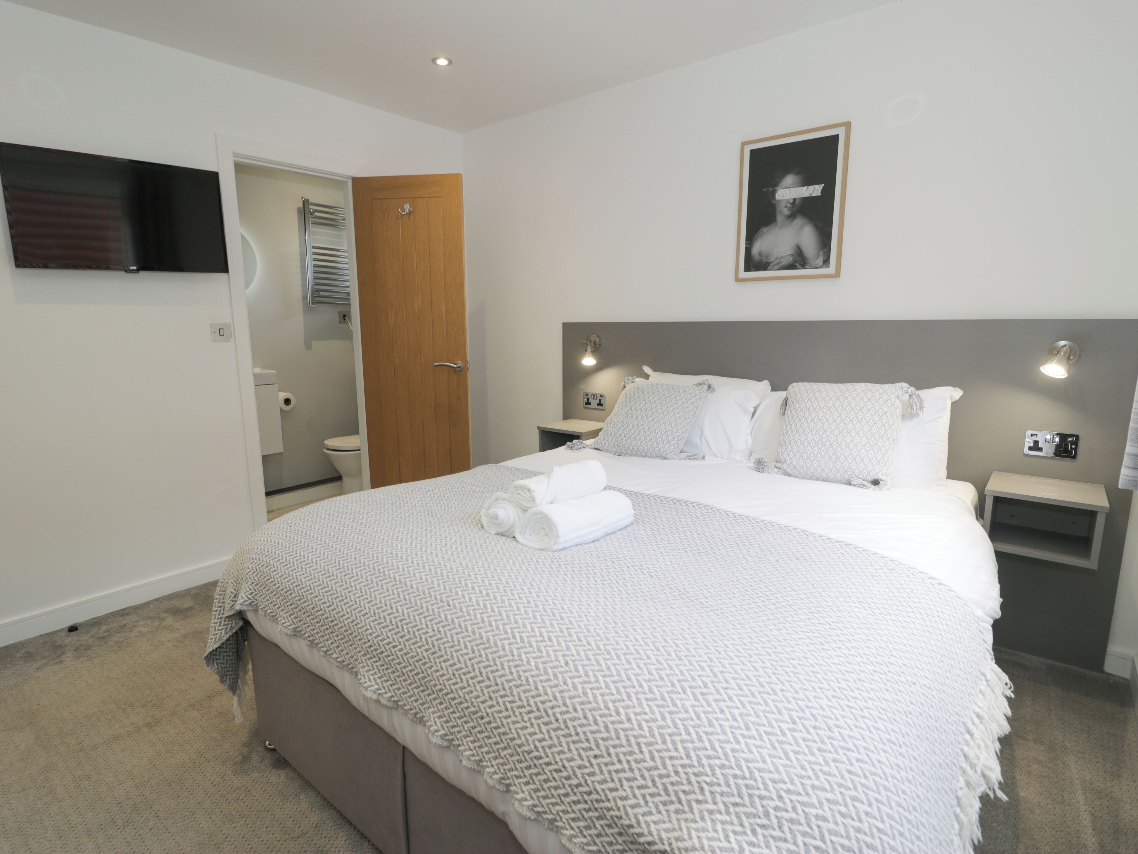 2 bedrooms, individually decorated, individually furnished, free WiFi