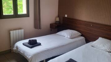 7 bedrooms, WiFi, bed sheets