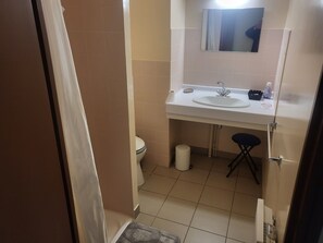 Douche, serviettes fournies, savon, papier toilette