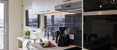 Réfrigérateur, micro-ondes, plaque de cuisson, lave-vaisselle
