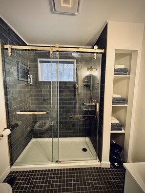 Douche, séchoir à cheveux, bidet, serviettes fournies