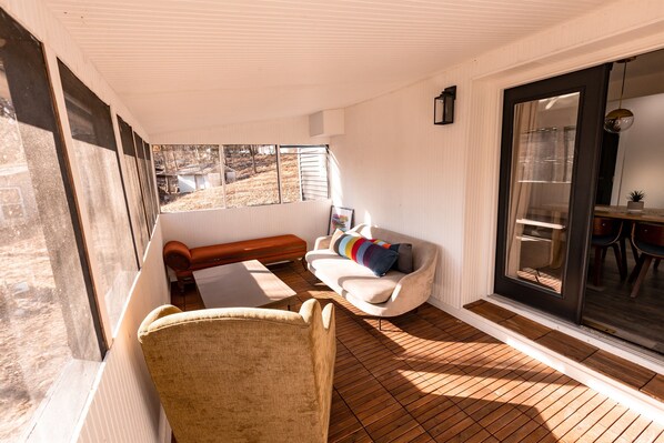 Smart TV, chimenea y libros