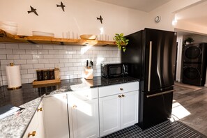 Kylskåp, mikrovågsugn, ugn och spishäll