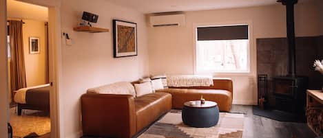 Una Smart TV, una chimenea, libros