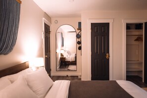 2 chambres, fer et planche à repasser, lit de bébé portatif