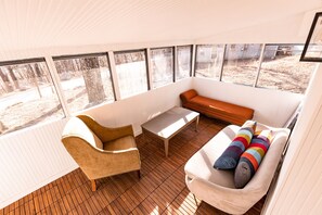 Smart TV, lareira, livros