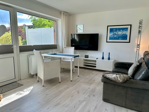 Fernseher, Tischtennisplatte, Stereoanlage