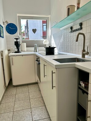 Kühlschrank, Ofen, Herdplatte, Wasserkocher mit Kaffee-/Teezubehör