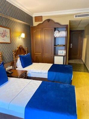 Classic Double or Twin Room, Non Smoking, City View | Peti besi dalam bilik, kalis bunyi, katil lipat simpan/tambahan
