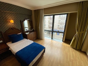 In-room safe, soundproofing, rollaway beds, free WiFi - Hotel Büyük Levent (Istanbul)