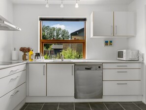 Køleskab, mikrobølgeovn, opvaskemaskine, køkkentøj/tallerkener/redskaber