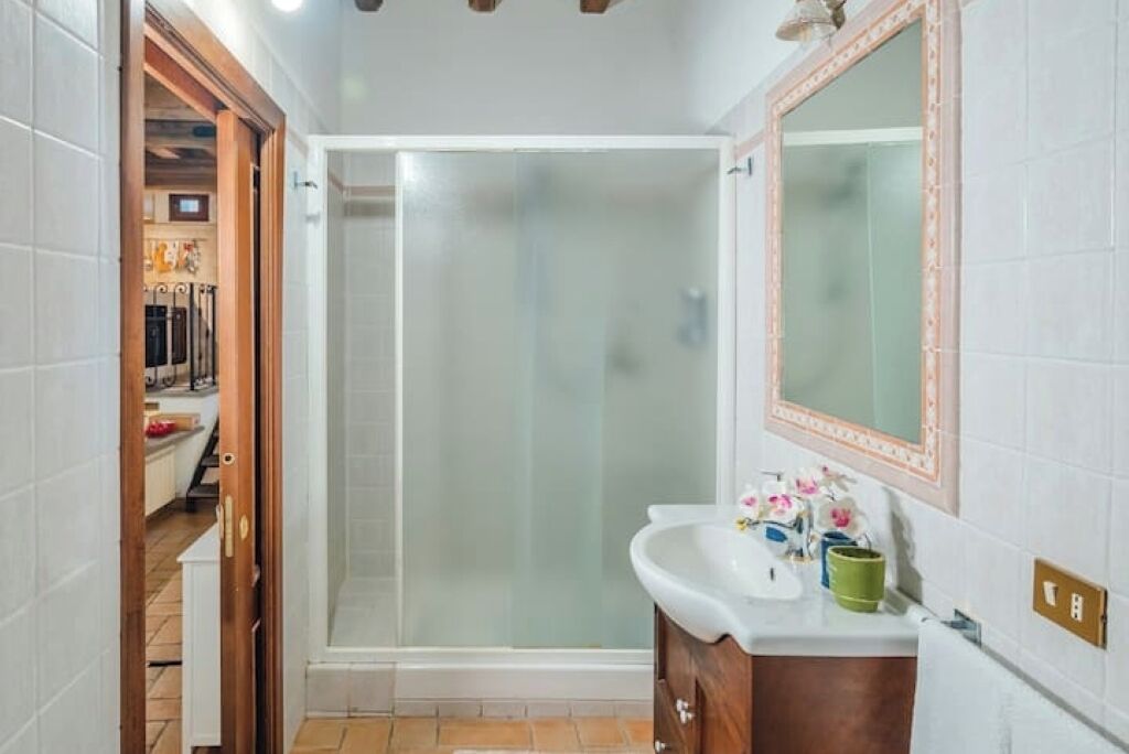 Douche, sèche-cheveux, bidet, serviettes fournies