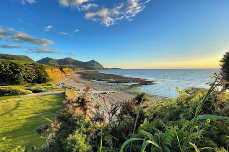 Beach. Cottage - Sleeps 4 - Pet Friendly - Terrace