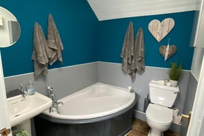 Combined shower/bathtub, deep-soaking bathtub, hair dryer, towels - Cottage - Sleeps 4 - Pet Friendly - Terrace (Caernarfon)