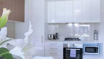 Fridge, microwave, oven, stovetop