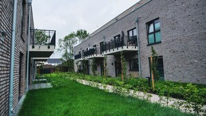 Un edificio moderno con fachada de ladrillo y varios balcones.