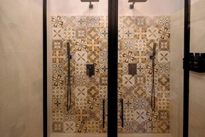 Shower, hair dryer, bidet, towels - "COUNT FERNANDO" Suite (Bracciano)