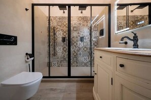Shower, hair dryer, bidet, towels - "COUNT FERNANDO" Suite (Bracciano)