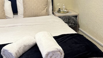 1 habitación, tabla de planchar con plancha, wifi y ropa de cama