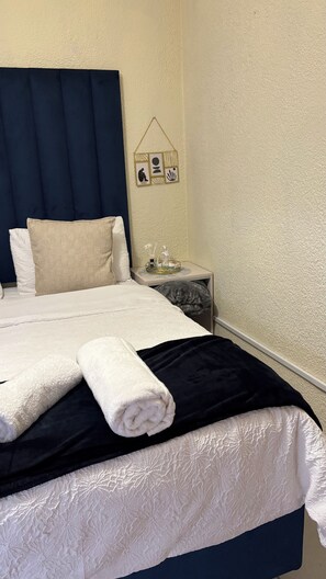 Iron/ironing board, WiFi, bed sheets