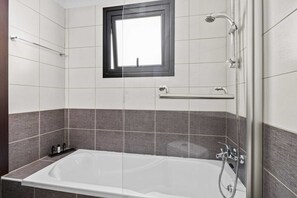 Kostenlose Toilettenartikel, Haartrockner, Handtücher