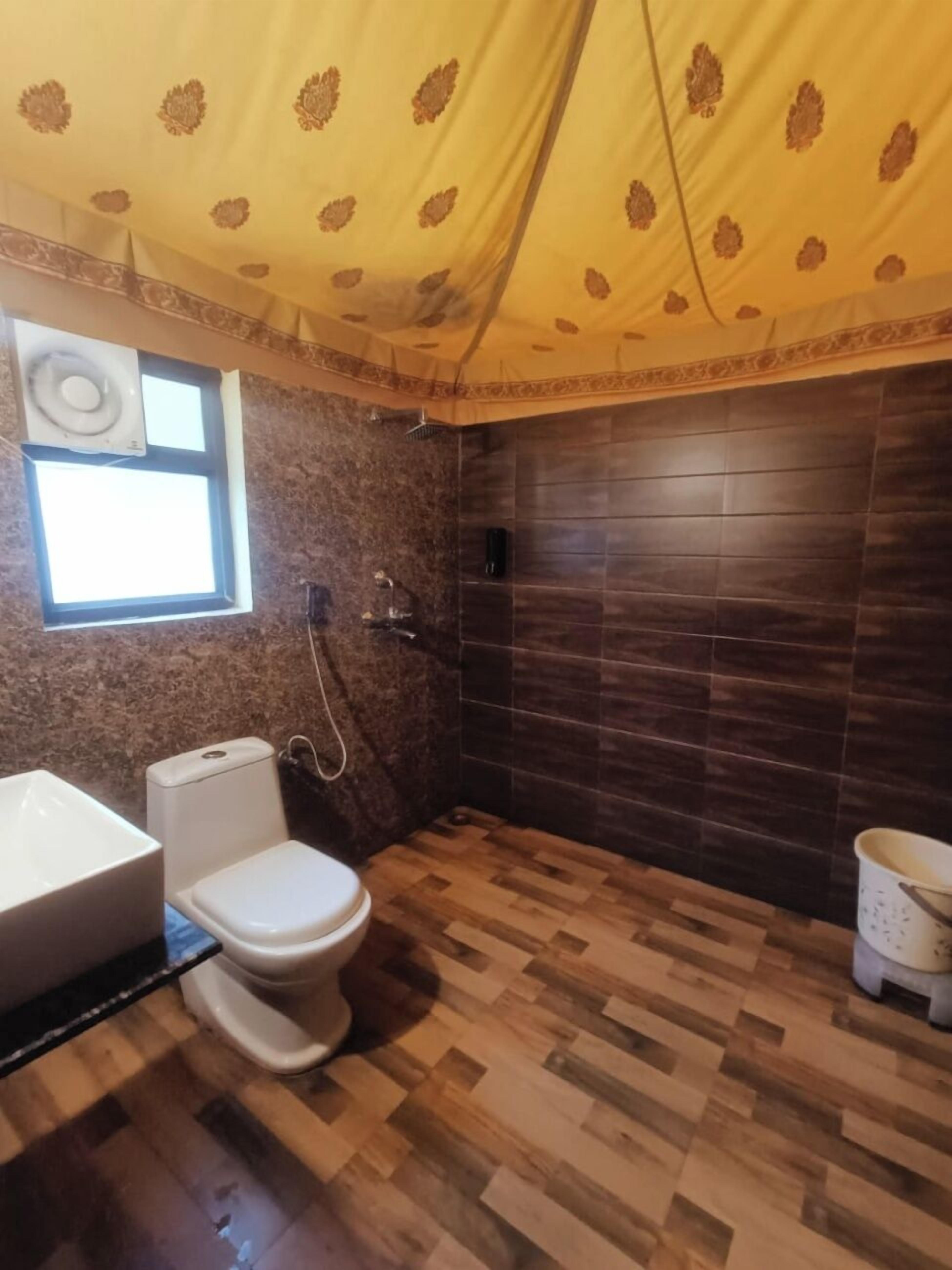 Et badeværelse med toilet, bidet og brusebad.