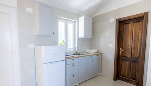 Apartman 7, balkon, pogled na more | 전용 주방 | 유아용 의자