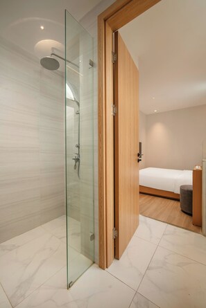Bathrobes, slippers, bidet - PCA Hotel 1- Vinhomes Ocean Park (Gia Lam District)