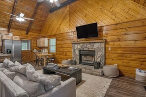 Téléviseur connecté, foyer, table de baby-foot, table de ping-pong