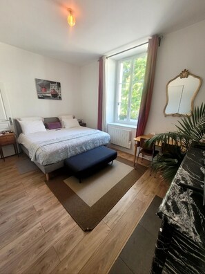 2 bedrooms, desk, soundproofing, free WiFi