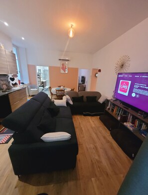 Una Smart TV, libros, una videoteca