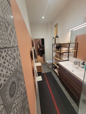 Dusch, hårtork, handdukar och tvål